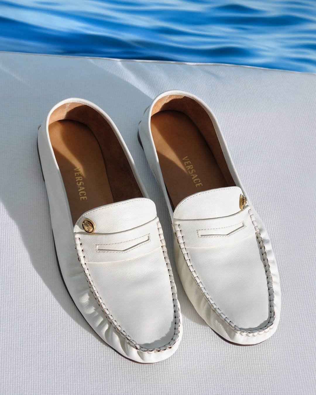 versace 게시물 이미지: Versace La Vacanza 2026.