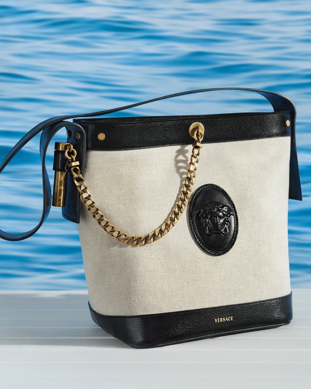 versace 게시물 이미지: Versace La Vacanza 2026.