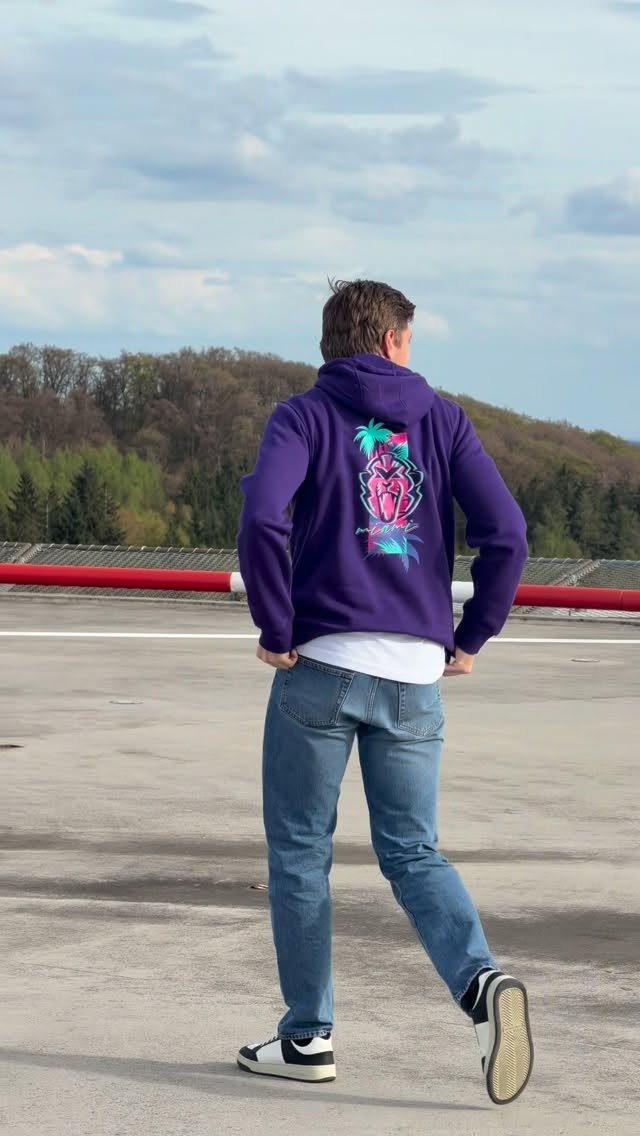 verstappencom 게시물 이미지: Miami hoodie on, all set 🌴

Get yours at...