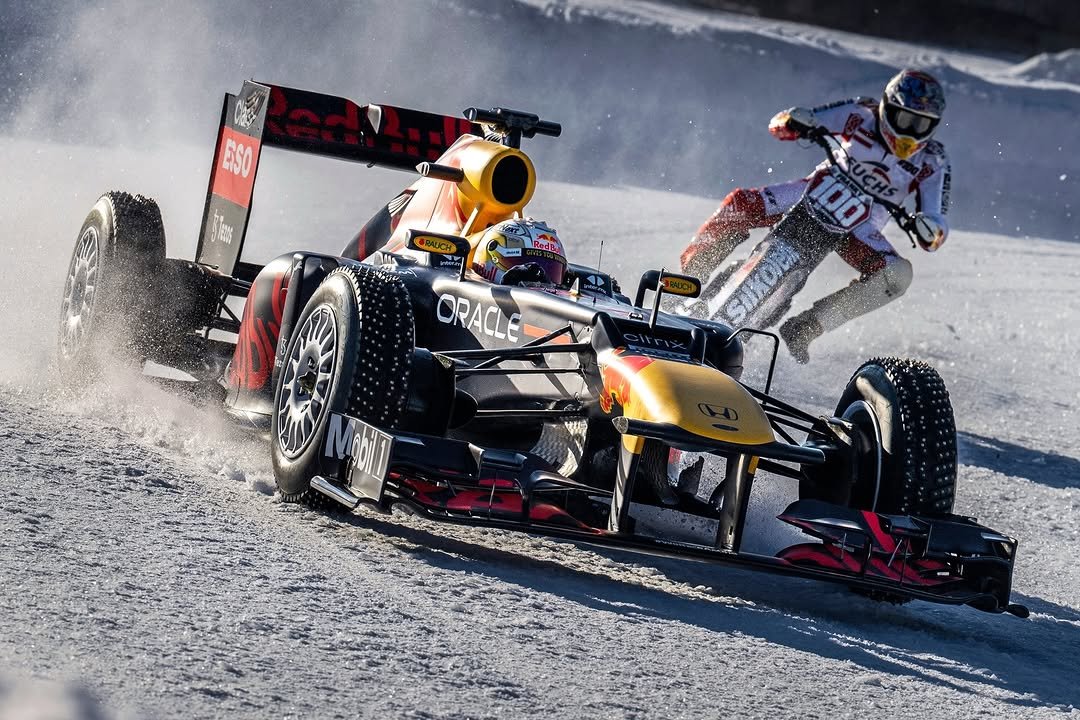 Photo by Verstappen.com on January 03, 2026. May be an image of racing vehicles, race car and text that says 'ESO ORACLE 100 SIKOE ண'.