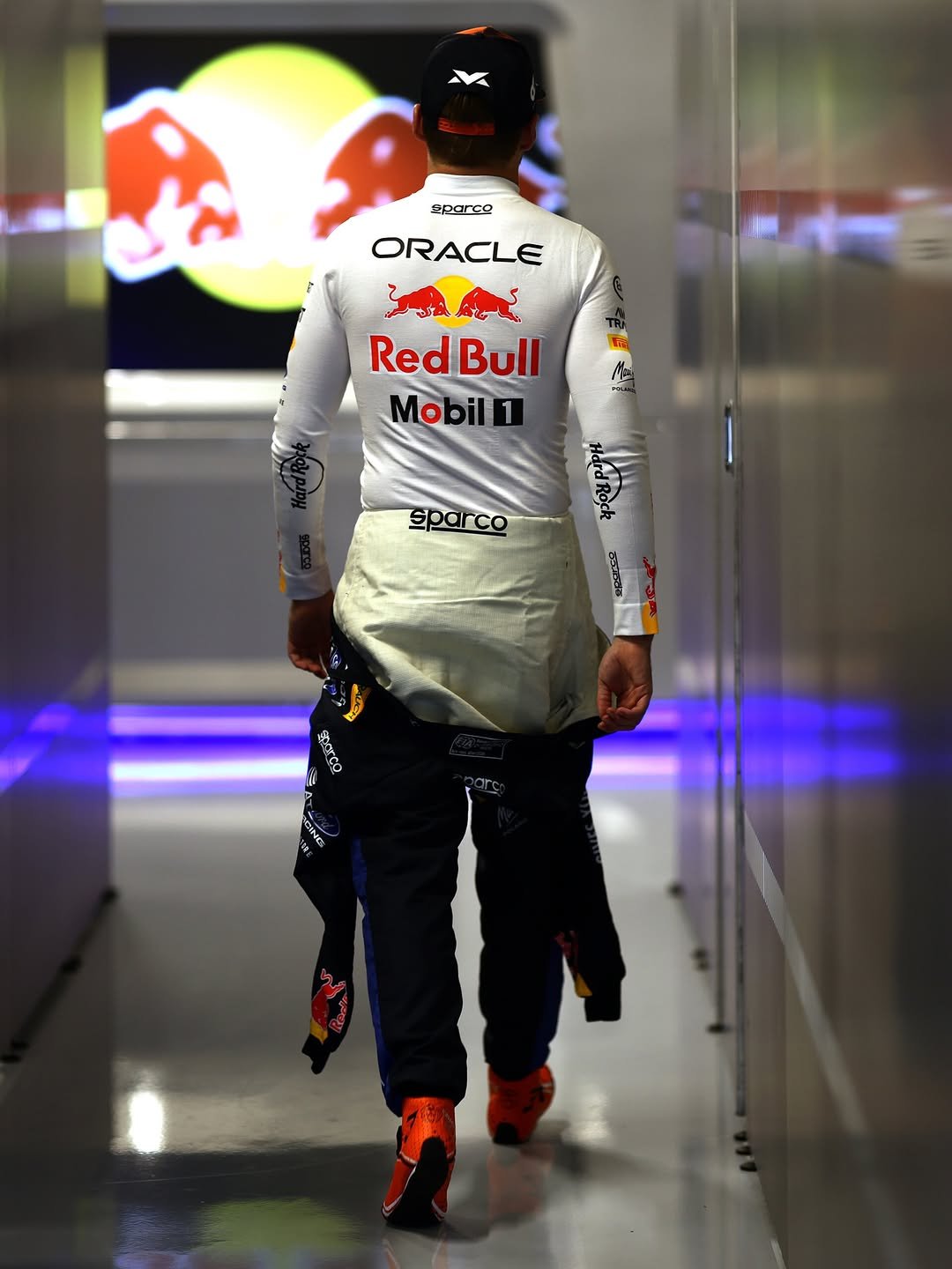 verstappencom 게시물 이미지: Strolling into Quali day 🚶‍➡️

#HungarianGP
