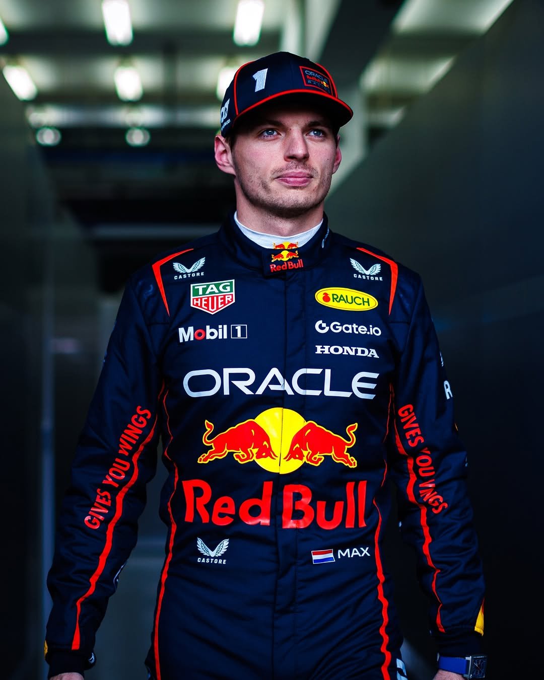 Photo by Verstappen.com on January 05, 2026. May be an image of ‎racing vehicles, race car and ‎text that says '‎香 GAS ANTORE DRE TAG HE RedBull CASTORE RAUCH Mobil1 Gate.io HONDA ORACLE 0០98 ለኔ とはんん ዳለር YOU GIVES Red RedBull Bull לתנטסי MAX CASTORE‎'‎‎.