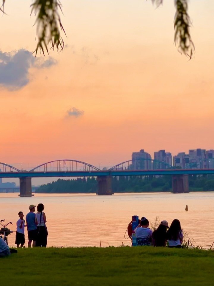 vi.manner 게시물 이미지: 8월 노을지는 서래섬🌅
어제 낮엔 보슬비가 내려
하늘에 구름이...