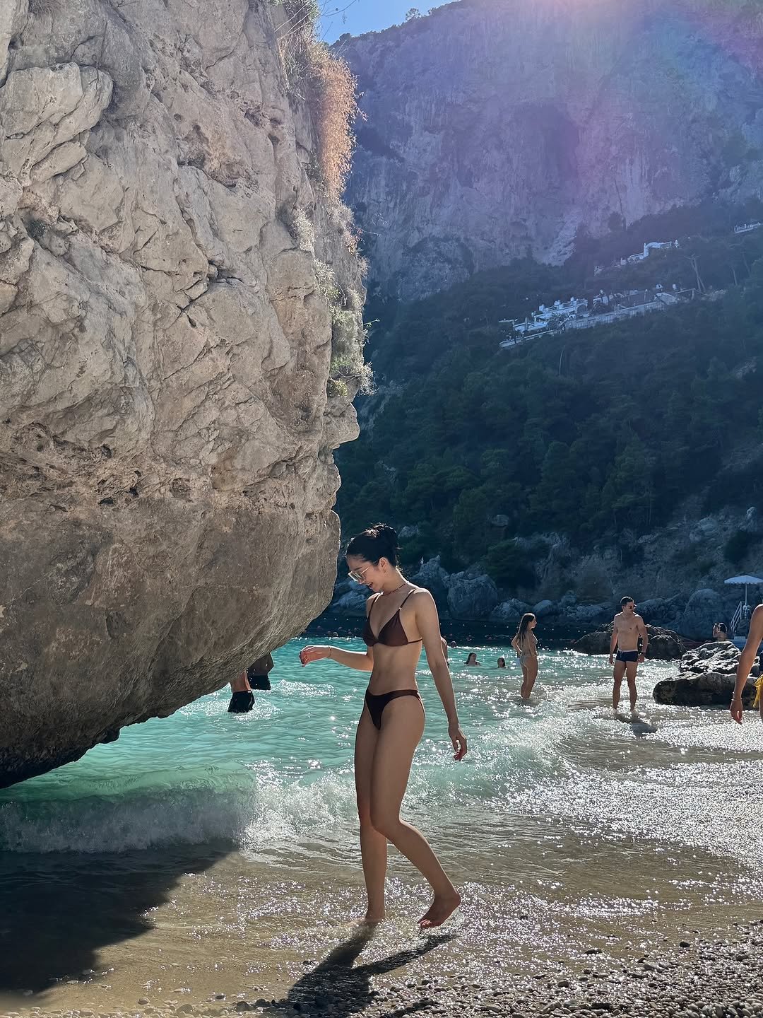 Photo by 비디아 on August 09, 2025. May be an image of 7 people, the Blue Grotto and text.