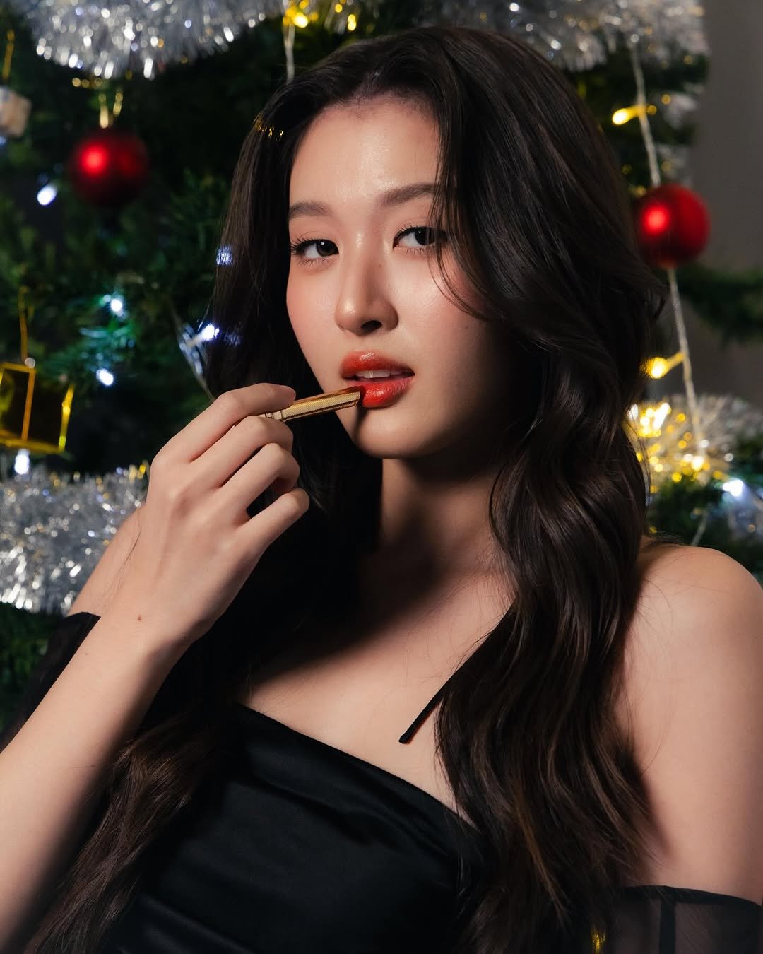 Photo by Benyapa j. on December 21, 2025. May be an image of one or more people, hair, makeup and text.