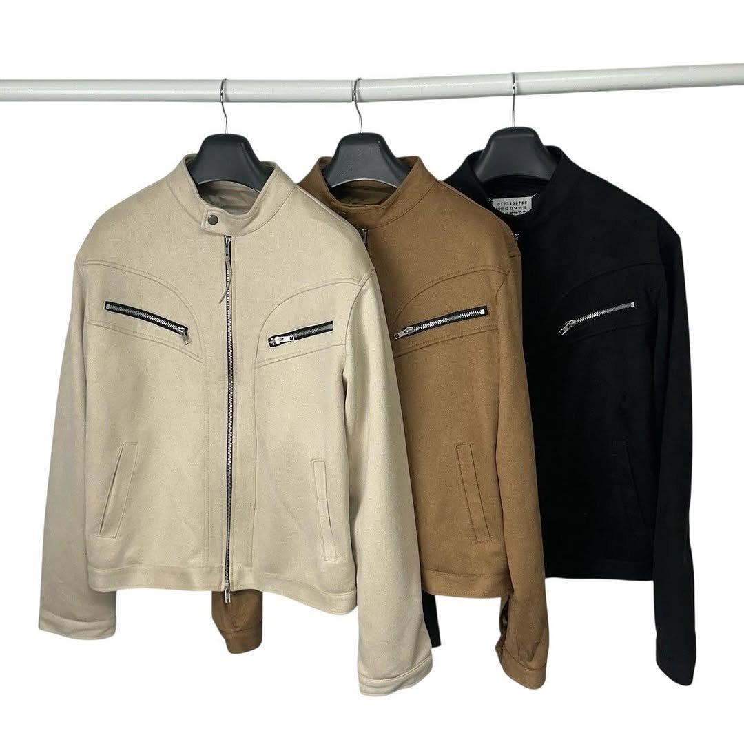 Photo by vintage_company._ on December 04, 2025. May be an image of flight jacket, parka, coat, fleece and text.