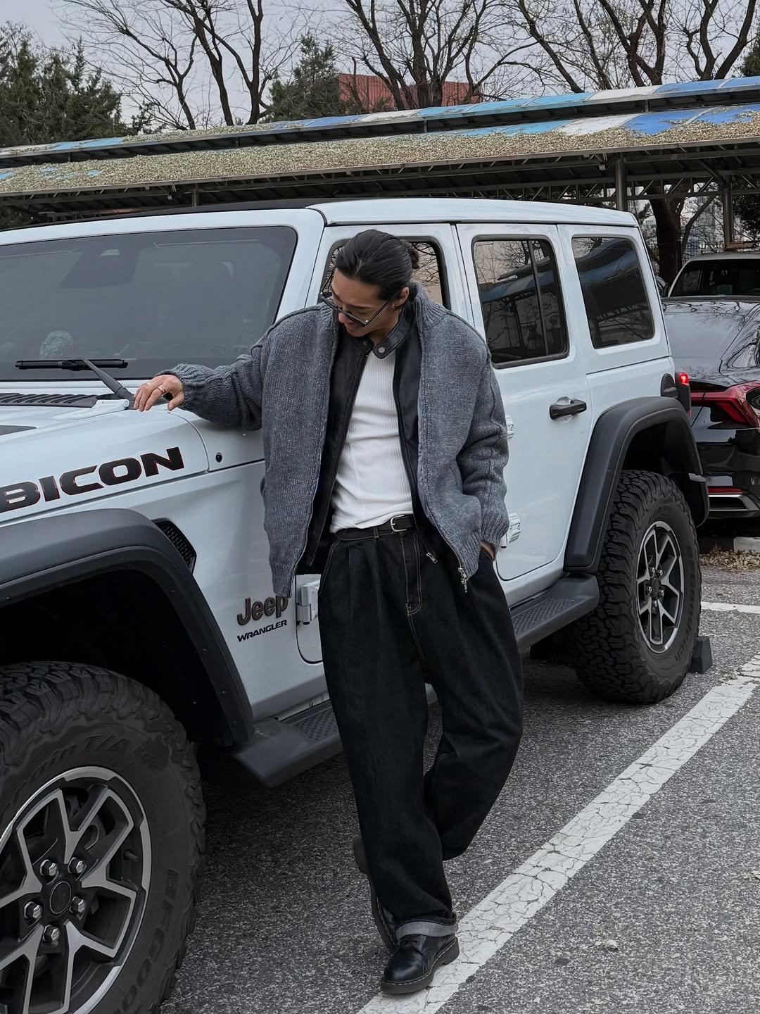 Photo by 비 르 on December 14, 2025. May be an image of standing, jeep, car, minivan, jacket, road and text.