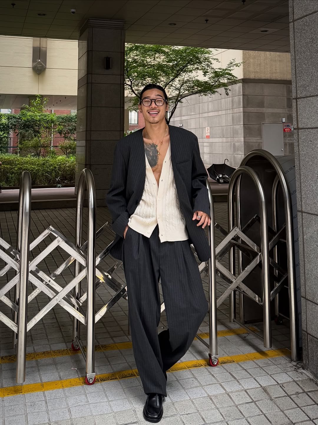 Photo by 비 르 on October 06, 2025. May be an image of 1 person and suit.