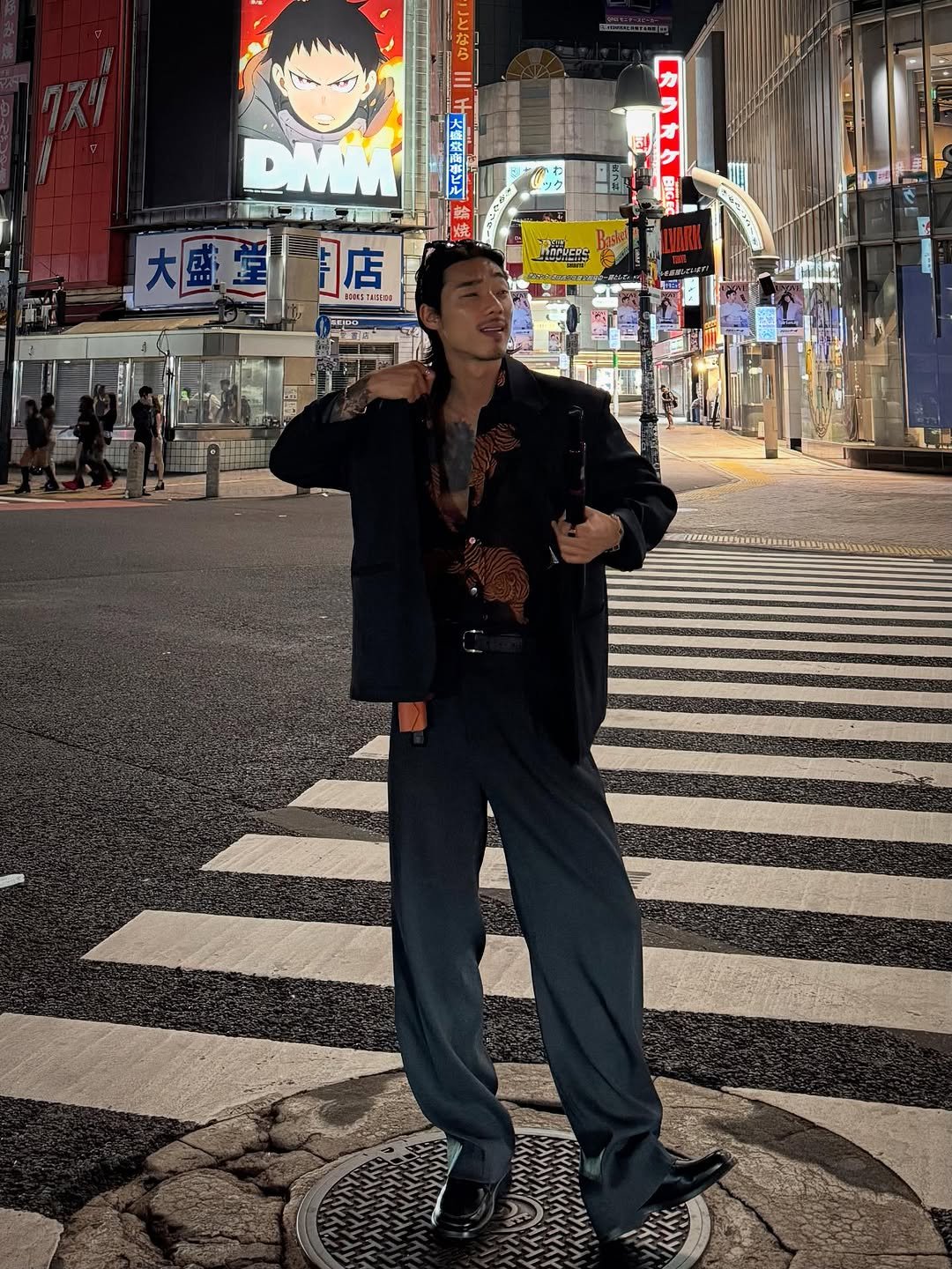 Photo by 비 르 in Shibuya Crossing 渋谷駅前スクランブル交差点 with @virstyle.kr. May be an image of 4 people, overcoat, duffle coat, suit, Tokyo Tower, street and text.