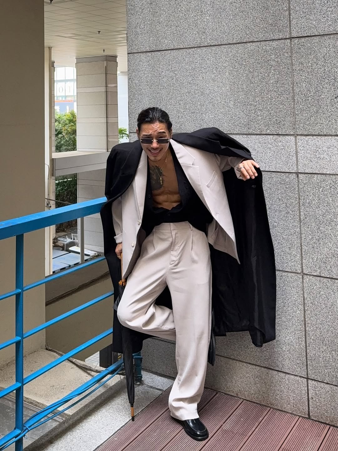 Photo by 비 르 on October 04, 2025. May be an image of 1 person, duffle coat, overcoat, wingtip shoes, blazer, dinner jacket, cloak, bath robe, costume, suit and text.