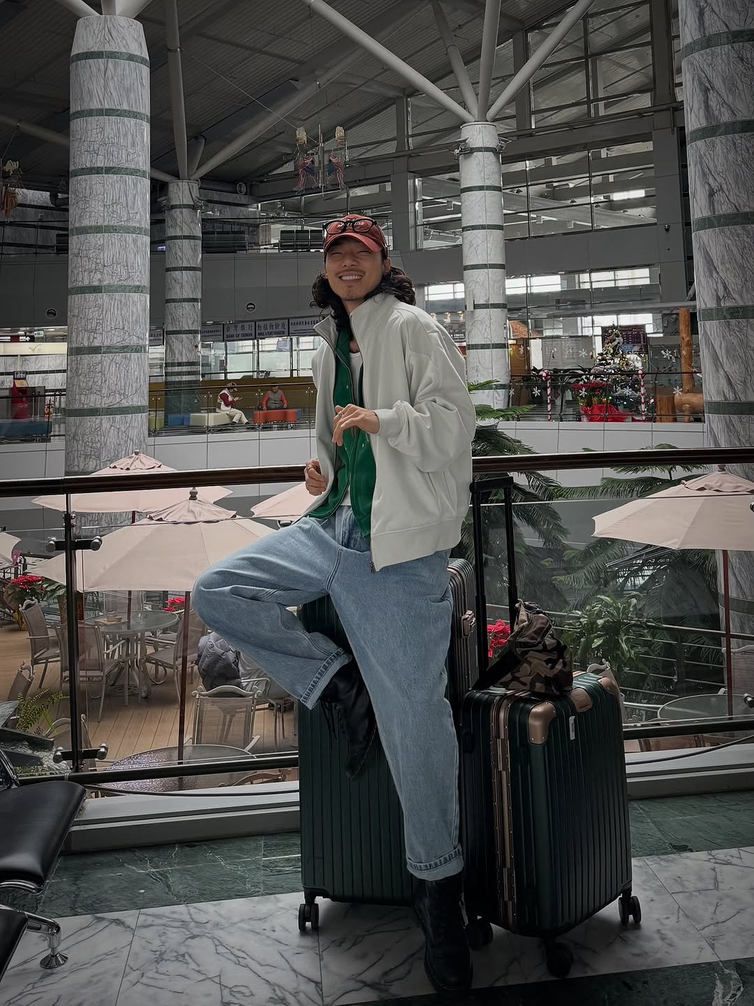 Photo shared by 비 르 on January 10, 2026 tagging @virstyle.official. May be an image of suitcase, beret, headscarf, luggage, terminal and text.