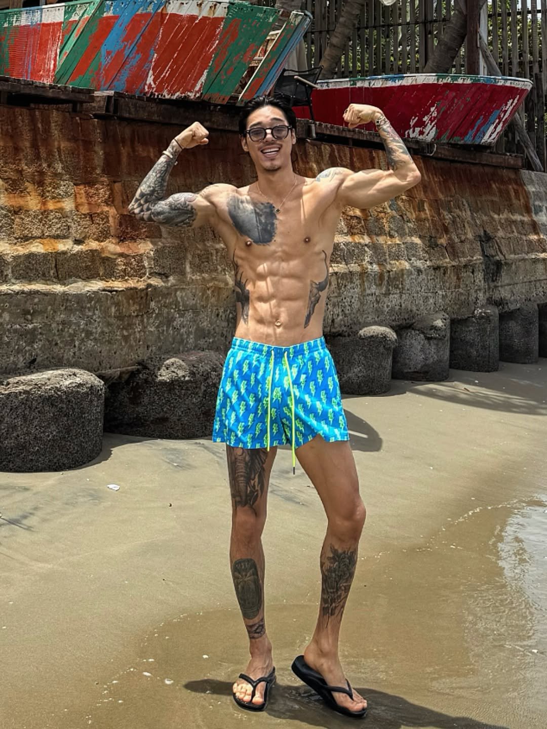 Photo by 비 르 in Mango Beach. May be an image of 1 person, body building, beach, ocean and text.
