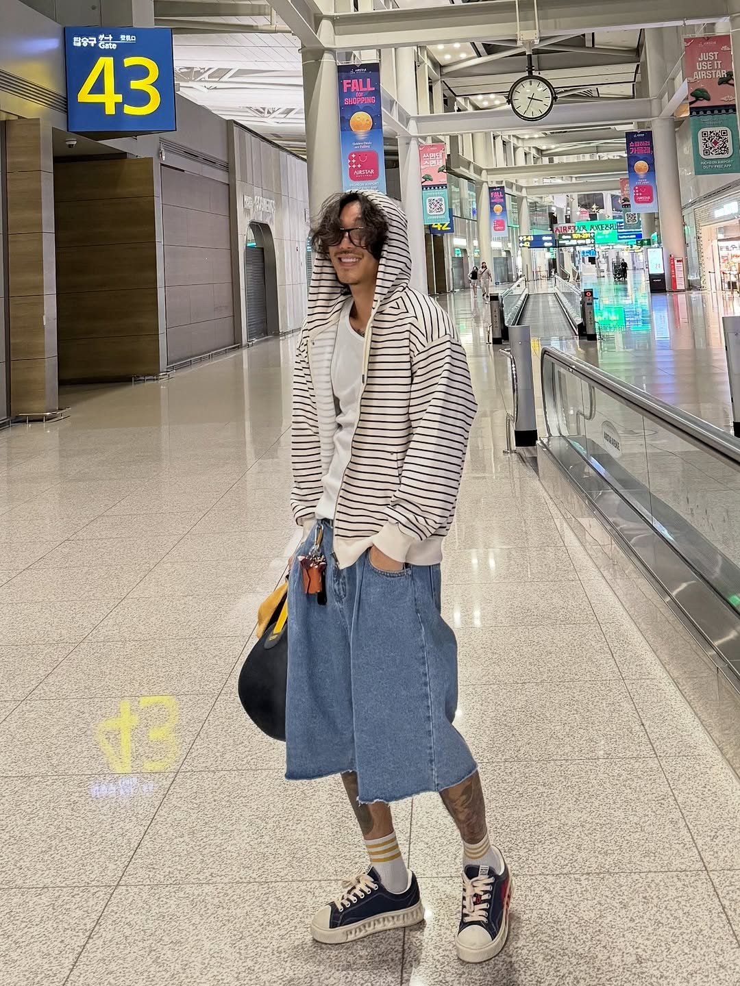 Photo shared by 비 르 on September 09, 2025 tagging @virstyle.kr. May be an image of 1 person, suitcase, sweatpants, footwear, luggage, terminal and text.