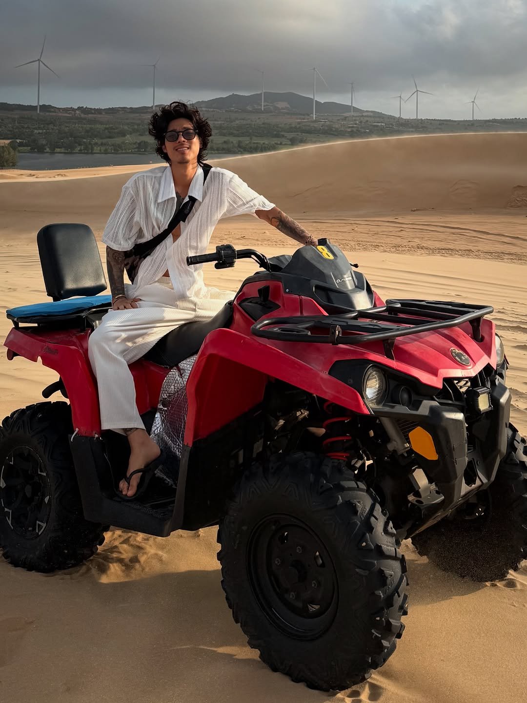 Photo by 비 르 in White Sand Dunes - Đồi Cát Trắng with @virstyle.kr. May be an image of 1 person, all-terain vehicle, dune buggy, buggy, outdoors and text.