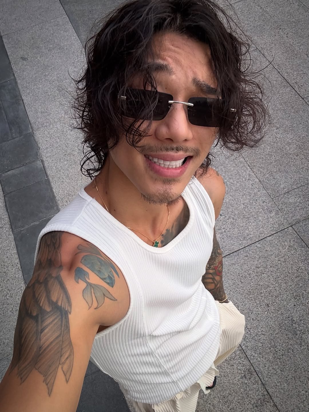 Photo by 비 르 on September 14, 2025. May be a selfie of 1 person, beard, tattoo, hair, eyewear, tanktop and text.