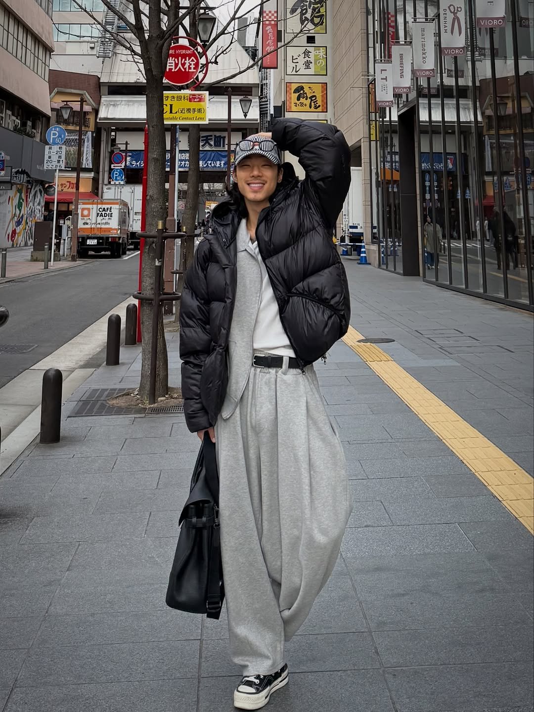 Photo shared by 비 르 on February 06, 2026 tagging @virstyle.official. May be an image of goosedown coat, duffle coat, parka, sweatpants, street and text.