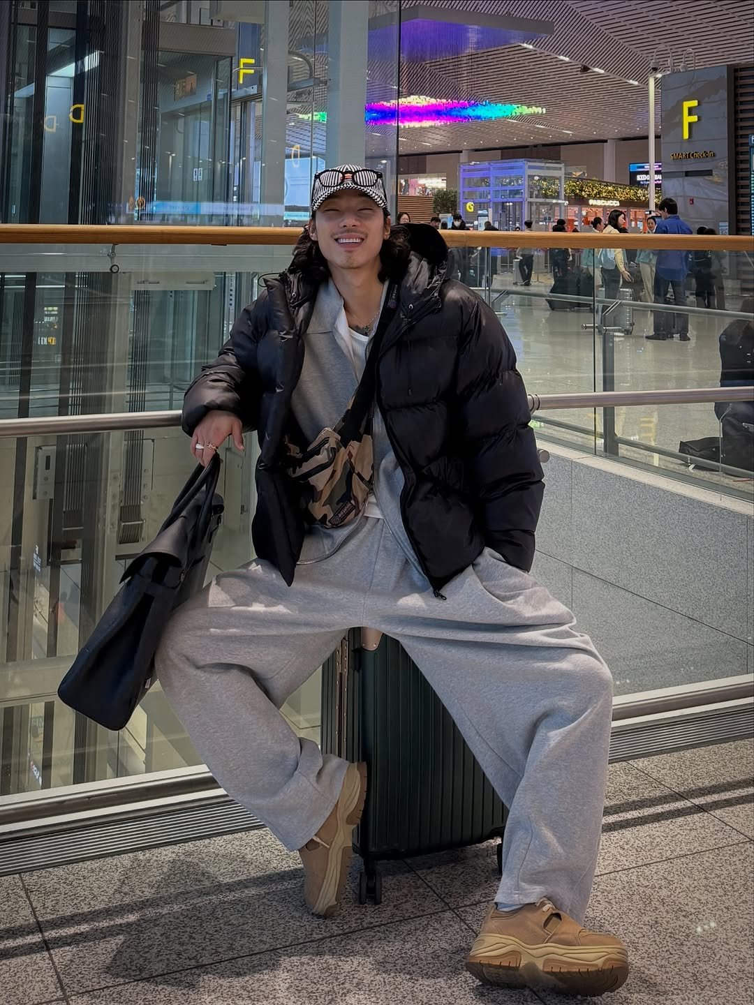 Photo shared by 비 르 on January 31, 2026 tagging @virstyle.official. May be an image of overcoat, duffle coat, sweatpants, parka, terminal and text.