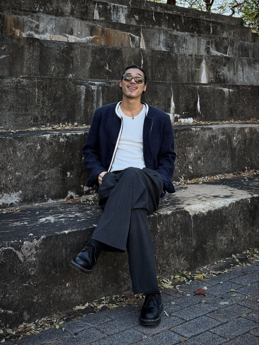 Photo shared by 비 르 on November 17, 2025 tagging @virstyle.kr. May be an image of duffle coat, wingtip shoes and overcoat.