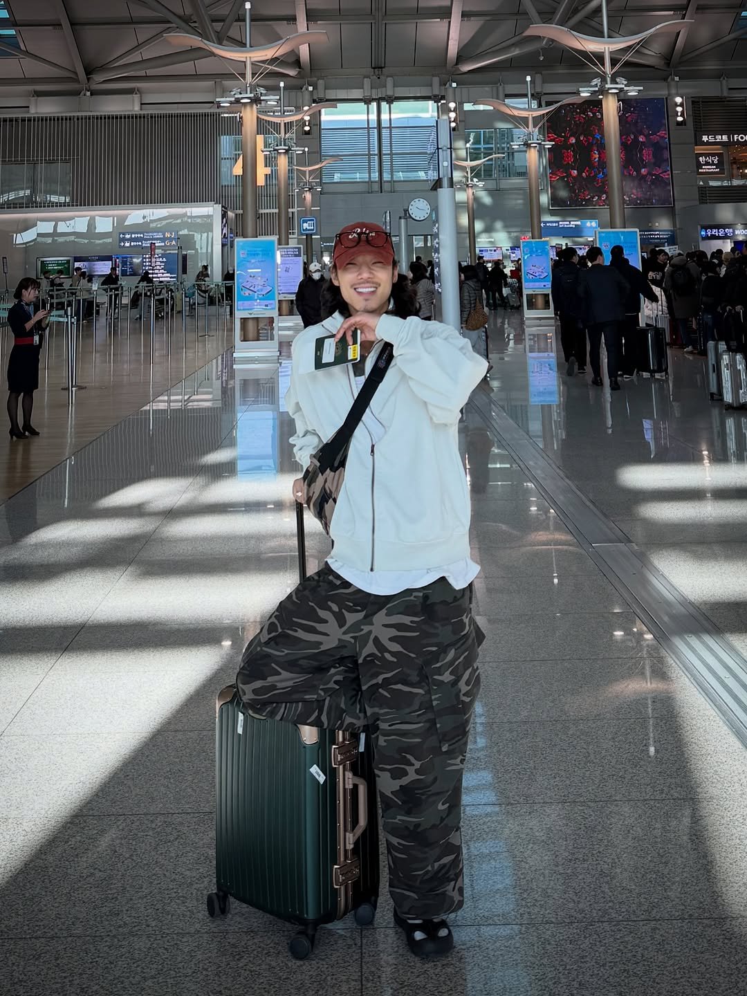 Photo shared by 비 르 on January 07, 2026 tagging @virstyle.kr. May be an image of suitcase, luggage, terminal and text that says '1RSV 푸드코트ㅣ FO = 육우리용덮 우리용.'.