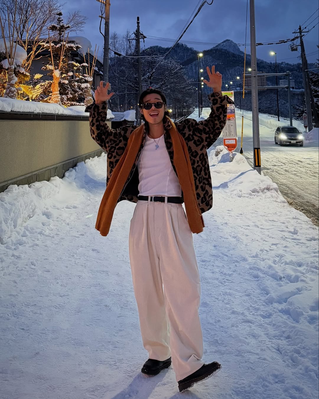 Photo shared by 비 르 on February 13, 2025 tagging @virstyle.kr. May be an image of 1 person, duffle coat, fur coat, overcoat, arctic and ski slope.