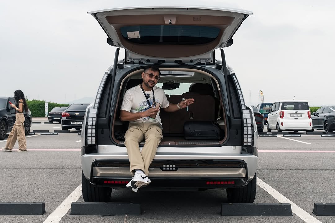 Photo by Vishal Ahlawat | Auto Journalist 🚘 on September 16, 2025. May be an image of 2 people, van, limousine, minivan, wheel, sedan, road and text.