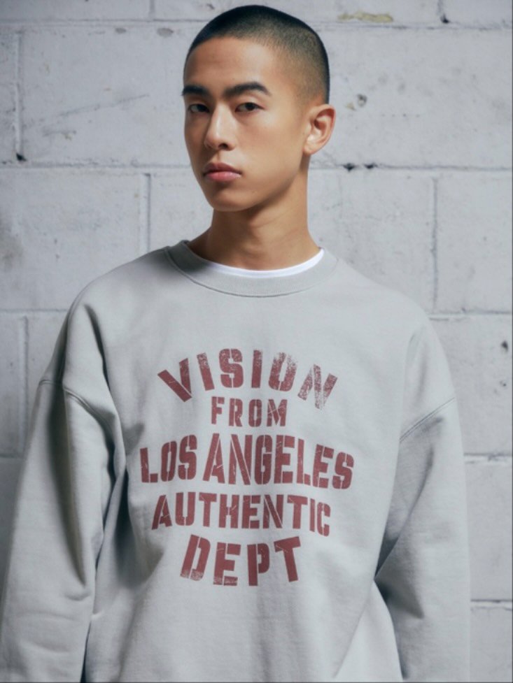 Photo by 비전스트릿웨어 on September 03, 2025. May be an image of sweater, fleece, sweatshirt and text that says 'VISIUN FROM LDS ANGELES AUTHENTIC DEPT'.