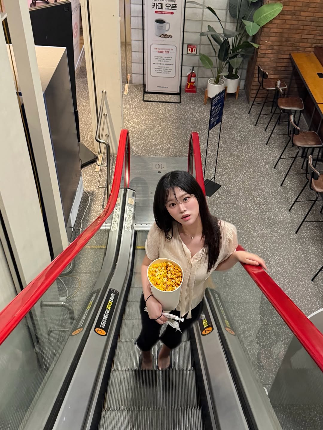 vividaeun_ 게시물 이미지: 진짜 눈동자 꼭보셔요들… 👁️👨‍🎤🤡 
@evite_uijin 샘한테 머리하구...
