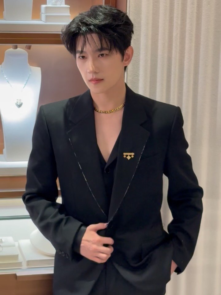 voguehongkong 게시물 이미지: 周大福於廣東道的港澳地區首間旗艦店正式揭幕，雲集中、韓、港三地星光陣容，場面相當矚目！作為品牌...
