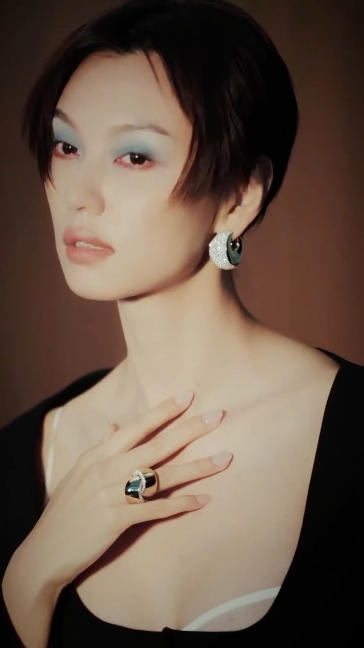 voguehongkong 게시물 이미지: 鏡頭未停，她繼續前行。從《梅艷芳》的傳奇登場，到《毒舌大狀》的堅韌母親、《焚城》的熱血消防員，...