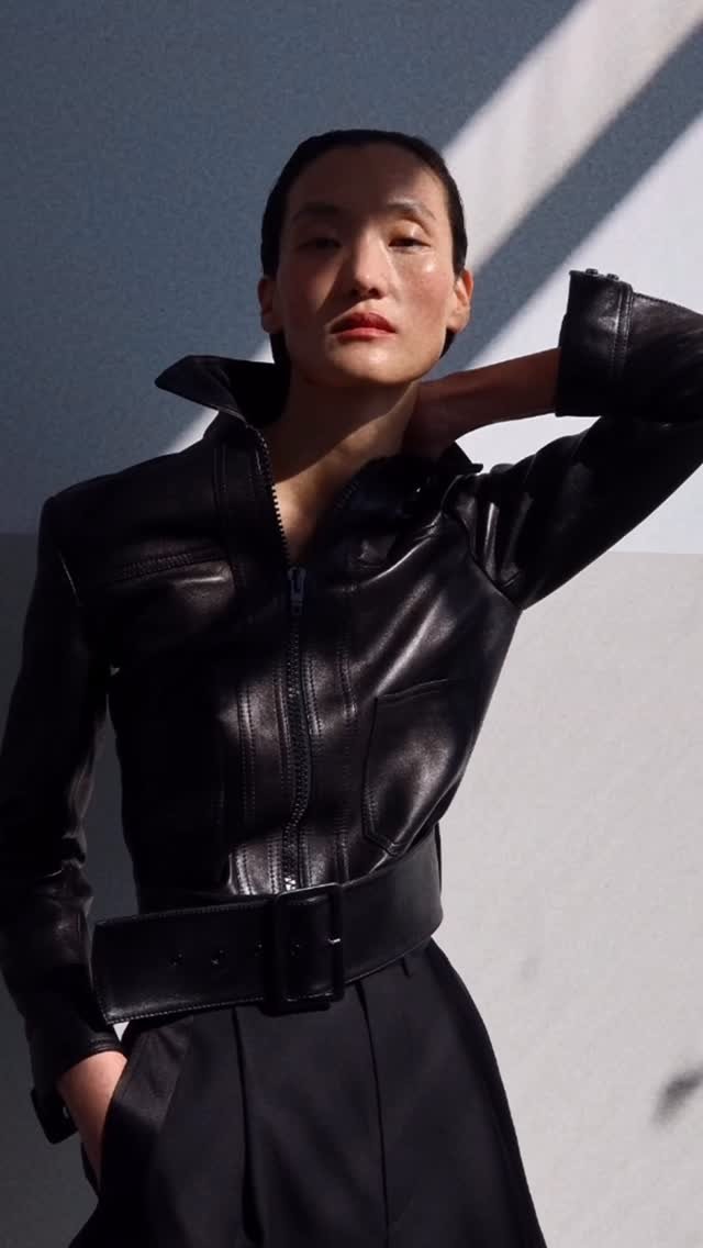voguehongkong 게시물 이미지: 定格的姿態，流動的張力。#VogueHongKong 五月刊封面拍攝現場，超模張麗娜...