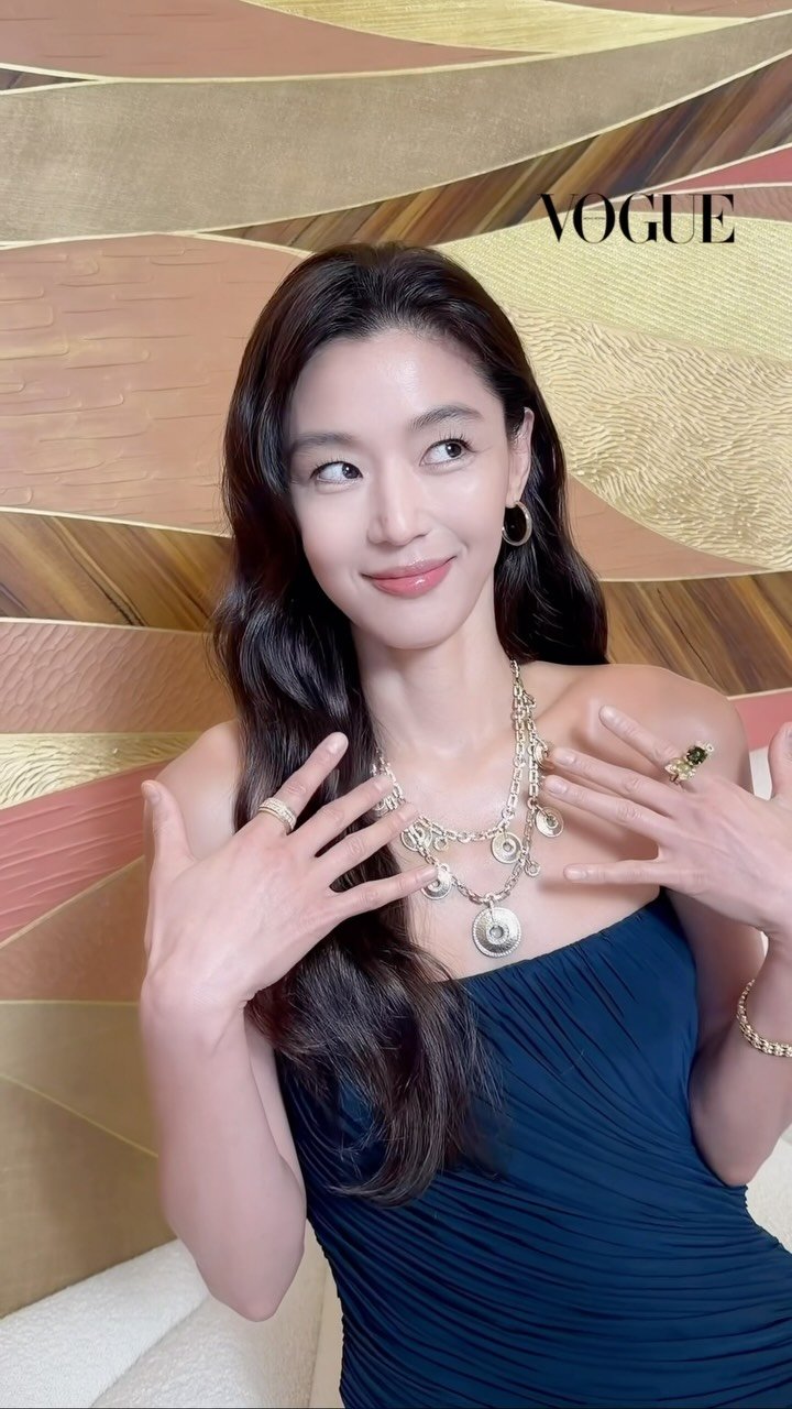 voguehongkong 게시물 이미지: 韓國凍齡女神 #全智賢 以 @Piaget...