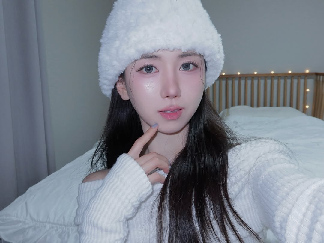 Photo by 박민정 Minjeong Park on November 21, 2025. May be a selfie of one or more people, makeup, hair, hat and text.