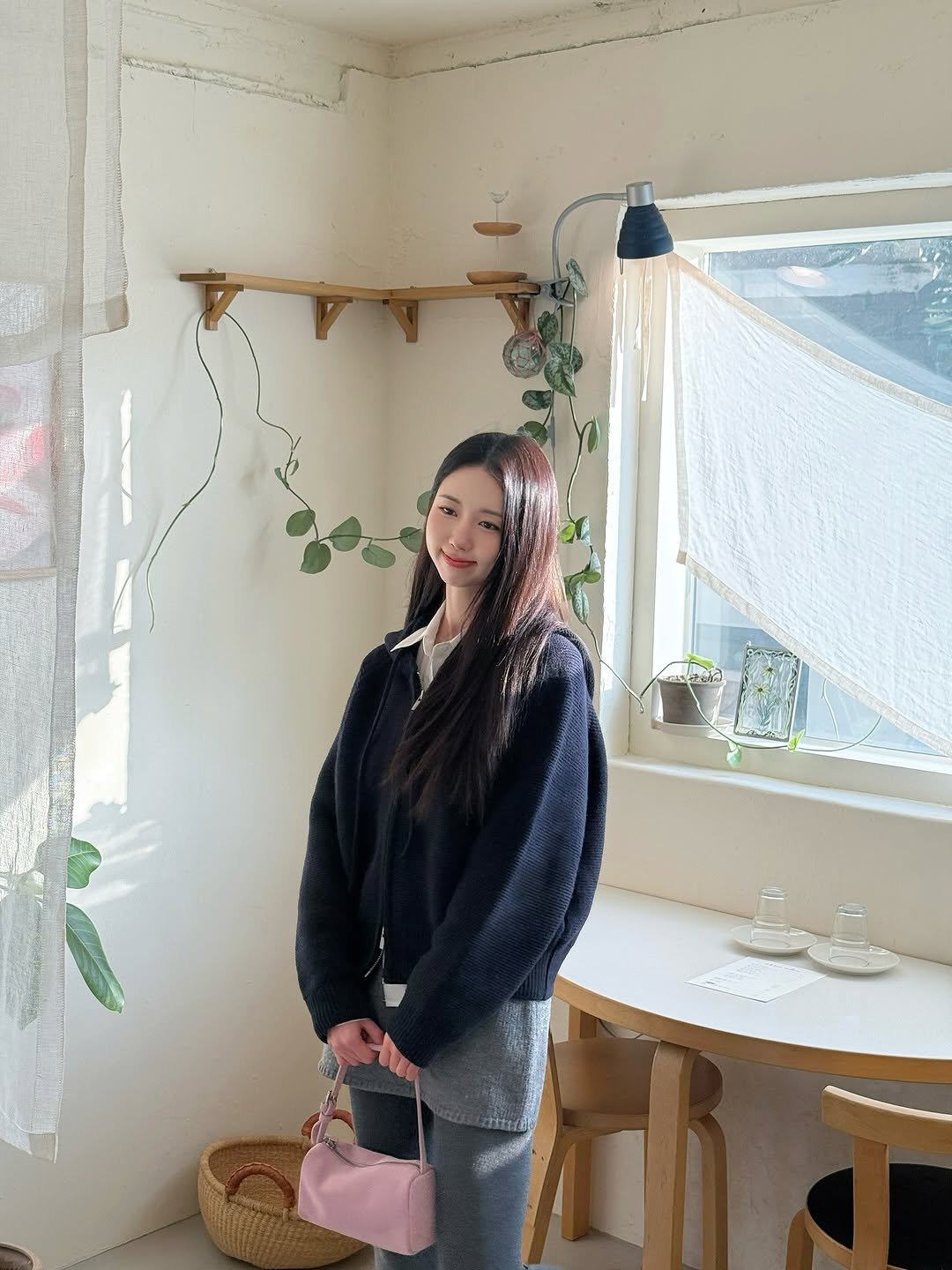 Photo by 박민정 Minjeong Park on November 13, 2025. May be an image of sling, house plant, cornflower, ivy and text.