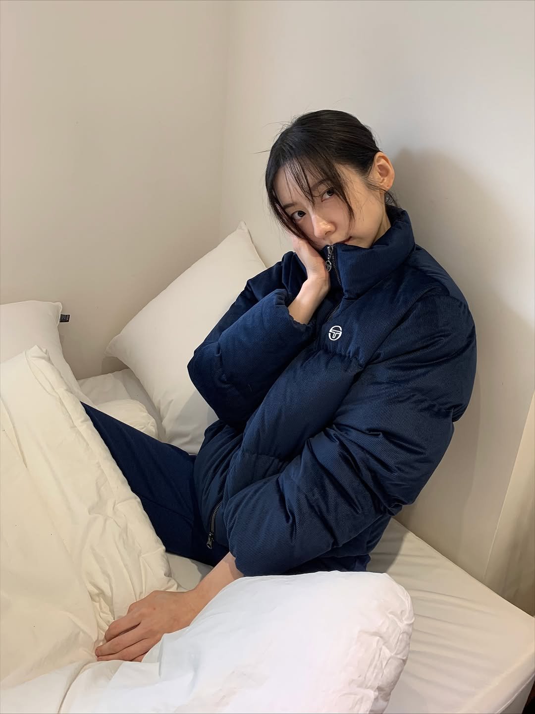 Photo shared by 박지현 on November 05, 2025 tagging @sergiotacchini_kr. May be an image of duffle coat, goosedown coat, jacket, parka and text.
