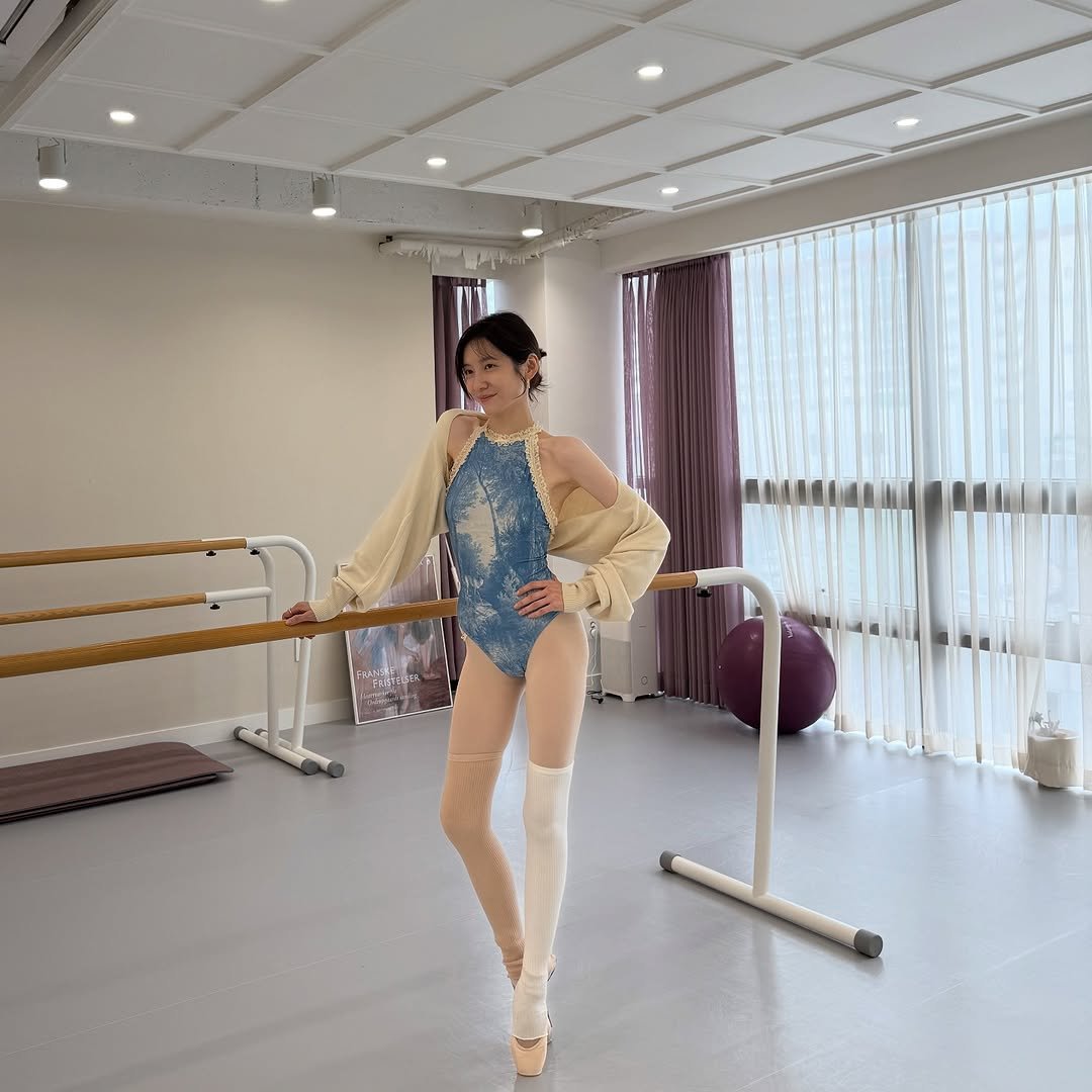 Photo by 박지현 on September 29, 2025. May be an image of 1 person, dancing, car and text.