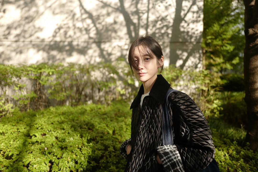 Photo shared by 박지현 on October 06, 2025 tagging @burberry. May be an image of 1 person, makeup, duffle coat, parka, jacket and text.