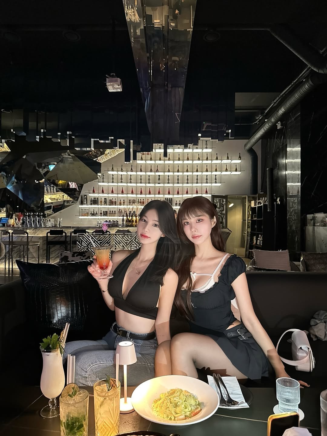 vurii_u 게시물 이미지: 뷰리찡이랑 내 아지트 벨레어청담에서🖤
청담핫플이자냐🫰🏻

시그니엘방값보다  비싼...