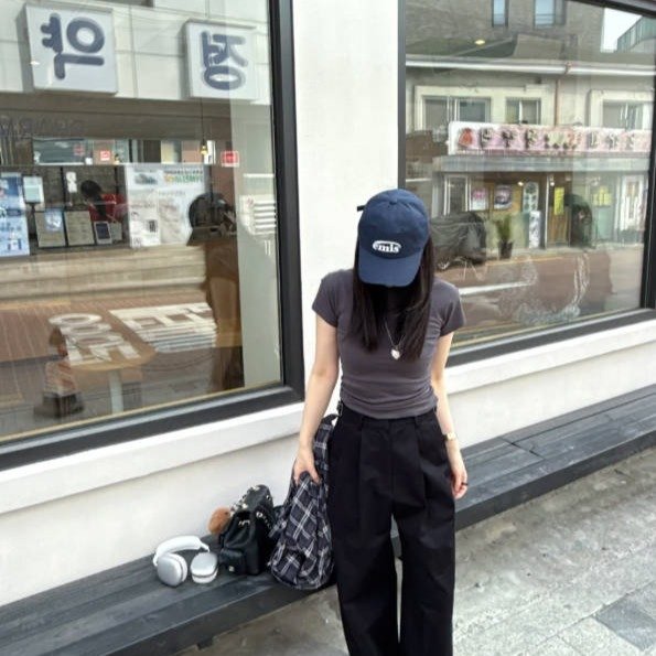 Photo by 빅 지엘리 on August 14, 2025. May be an image of 1 person, hat, sweatpants, top and text.