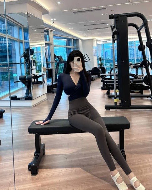 Photo by 빅 지엘리 on August 11, 2025. May be an image of 1 person, activewear, turtleneck, sweatpants, sportswear, tights, treadmill, top and text.