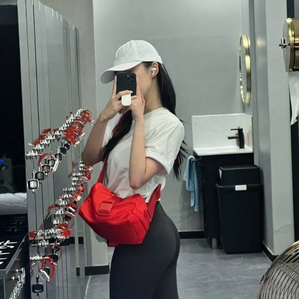 Photo by 빅 지엘리 on August 15, 2025. May be an image of 1 person, sling, purse, drawstring and text.