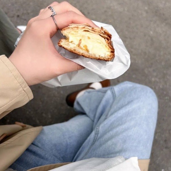 Photo by 빅 지엘리 on August 13, 2025. May be an image of 1 person, turnover, potpie, tart, baguette, pie, croissant and text.
