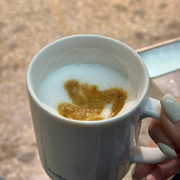 Photo by 빅 지엘리 on August 12, 2025. May be an image of coffee cup, coffee, cup, cappuccino and text.