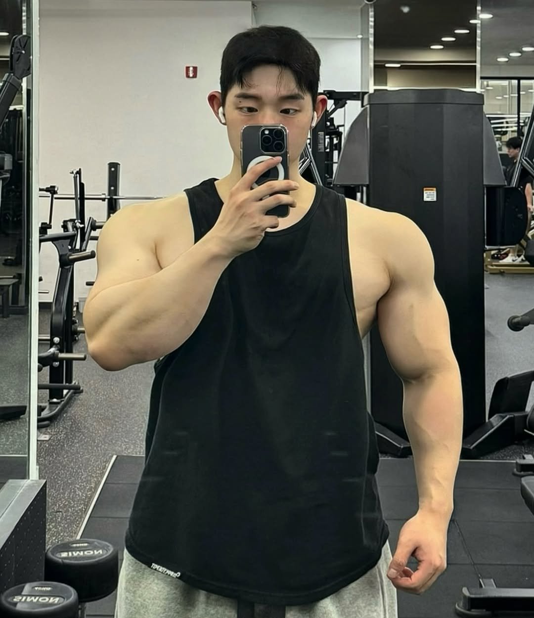 Photo by 웅이🐶 on November 12, 2025. May be an image of one or more people, biceps, people bodybuilding, tanktop and text.