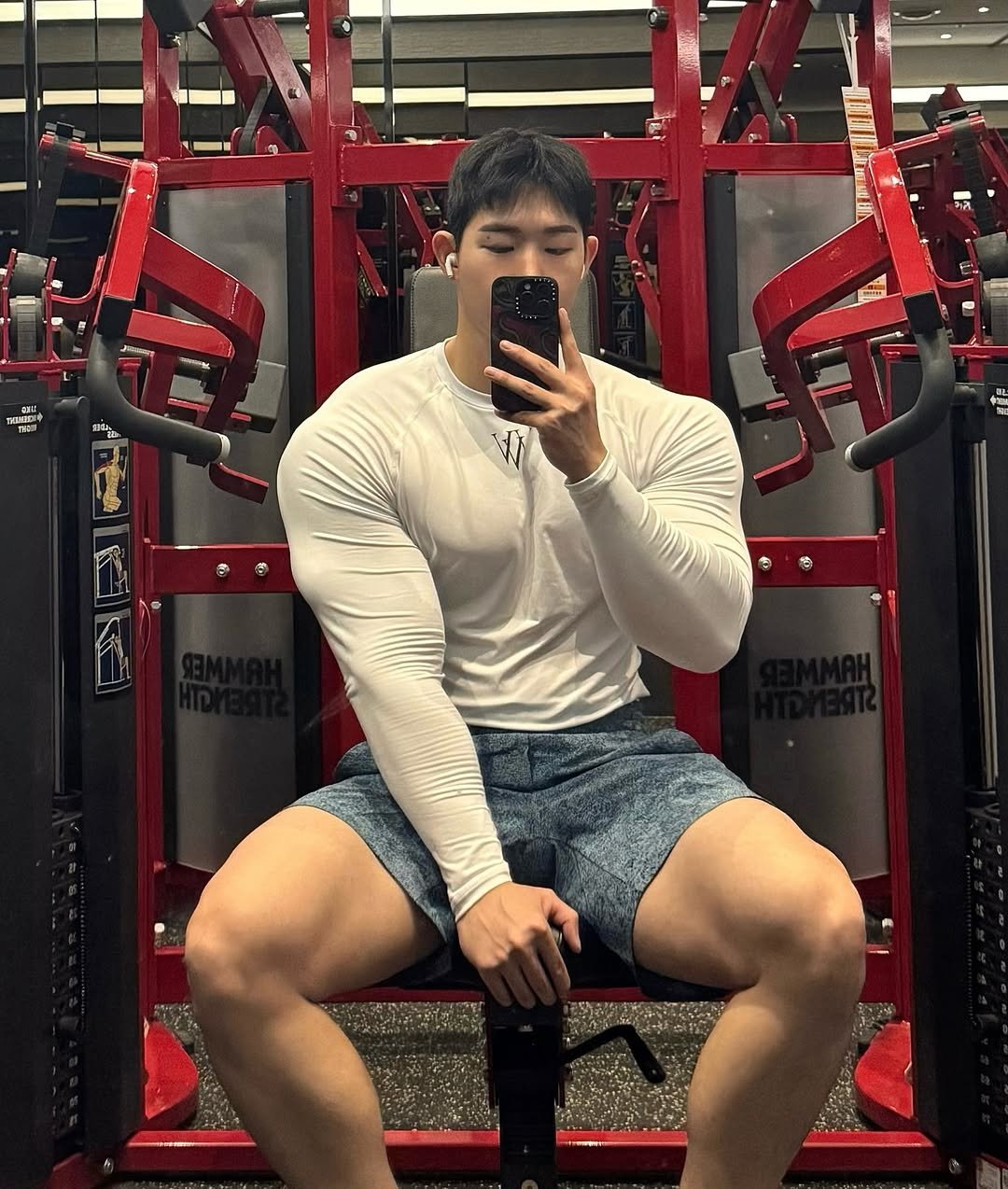 Photo by 웅이🐶 on October 03, 2025. May be an image of 1 person, biceps, body building, shorts and text.