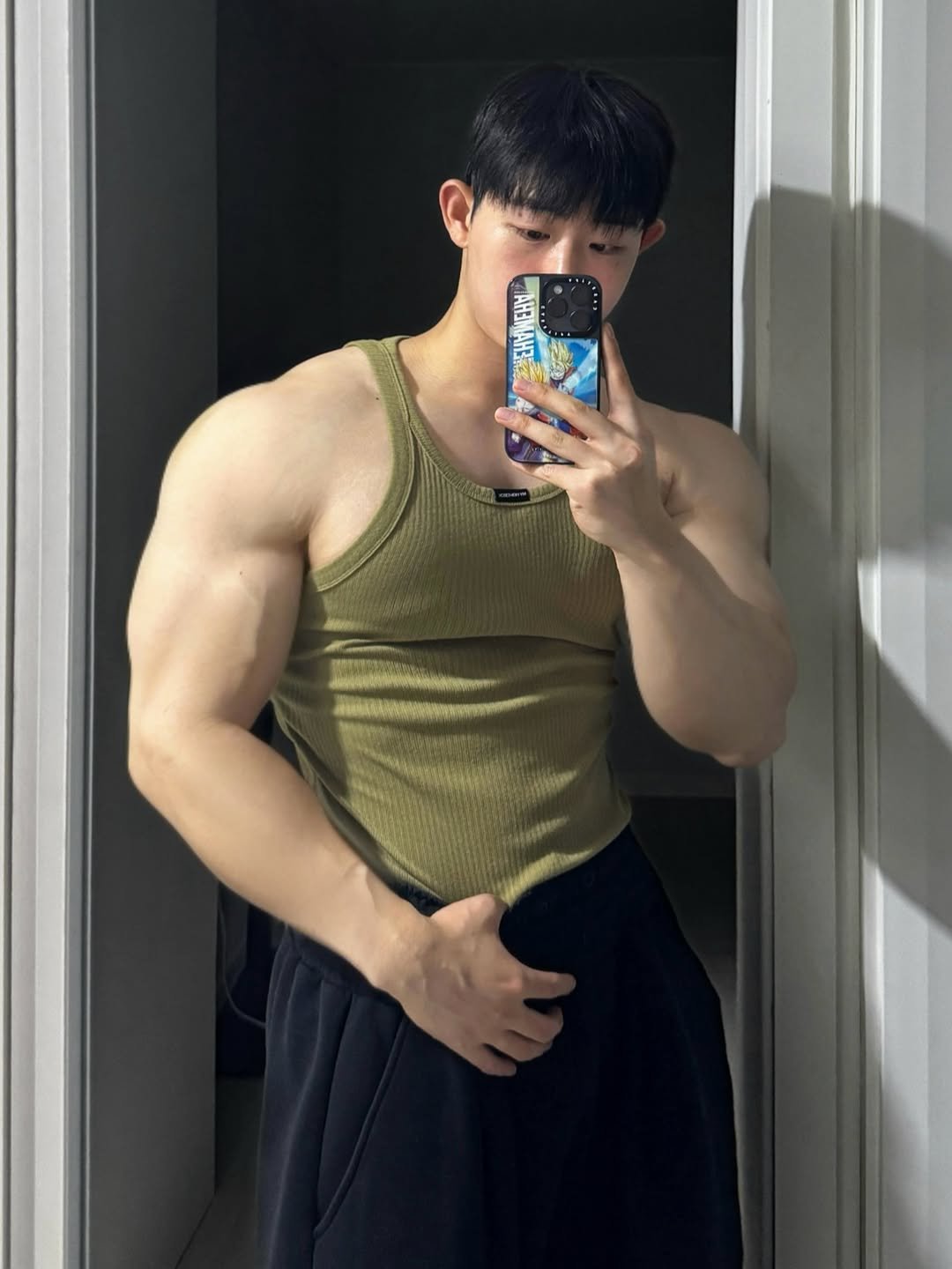 Photo by 웅이🐶 on December 11, 2025. May be an image of one or more people, biceps and people bodybuilding.