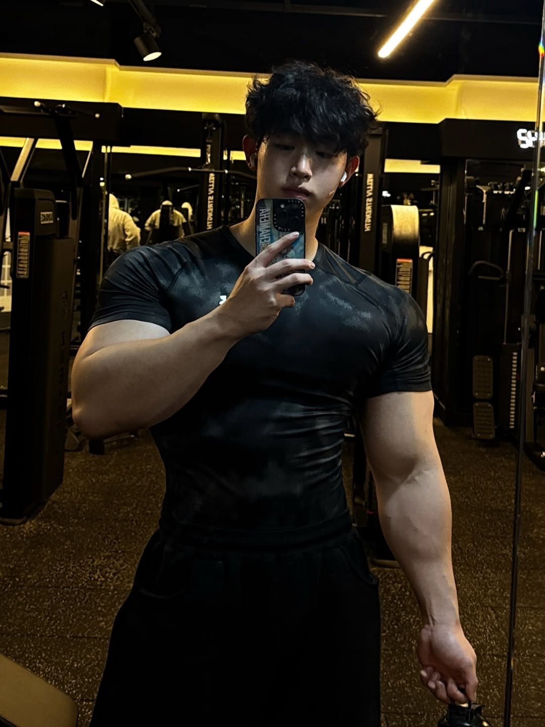 Photo by 웅이🐶 on February 10, 2026. May be an image of one or more people, biceps, people bodybuilding and text.