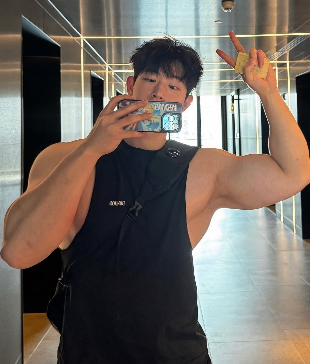 Photo by 웅이🐶 on January 06, 2026. May be an image of one or more people, biceps, people bodybuilding and text.