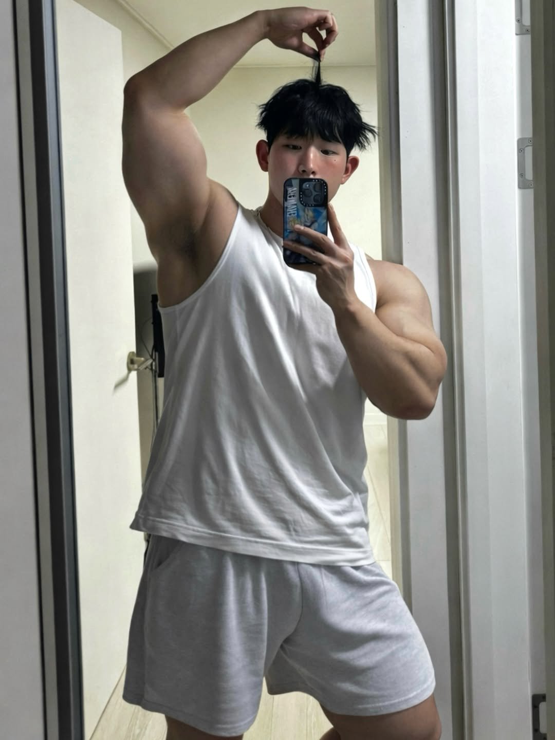 Photo by 웅이🐶 on December 26, 2025. May be an image of one or more people, biceps, people bodybuilding and text.