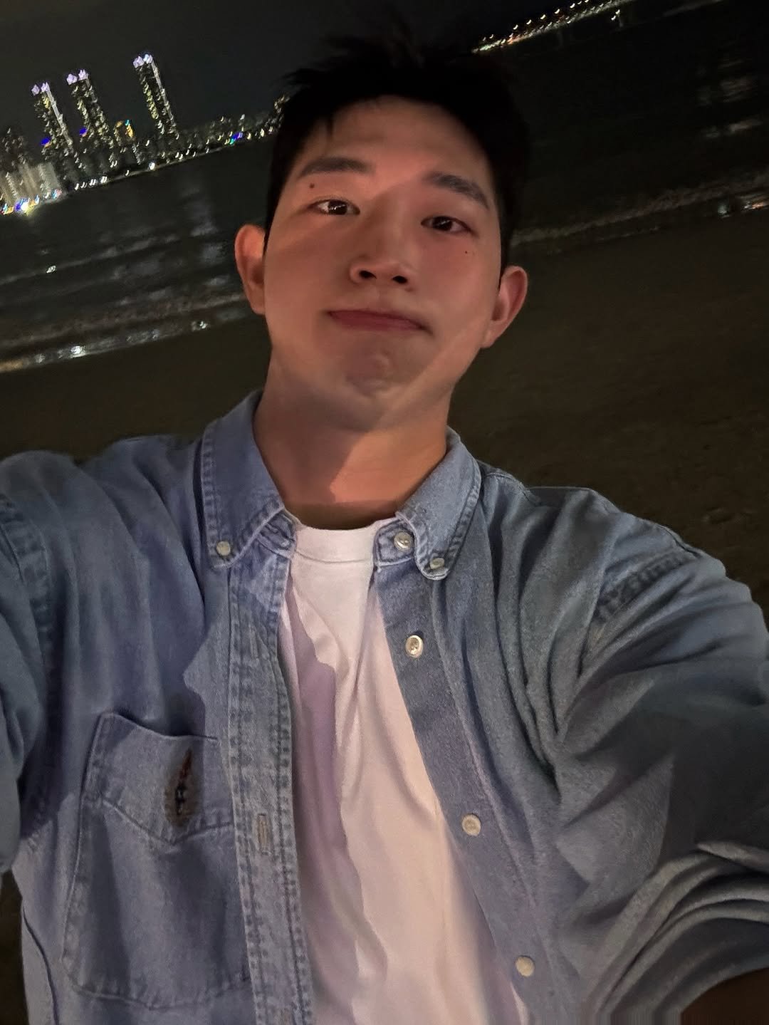 Photo by 웅이🐶 on October 08, 2025. May be an image of 1 person, beach, night and text.