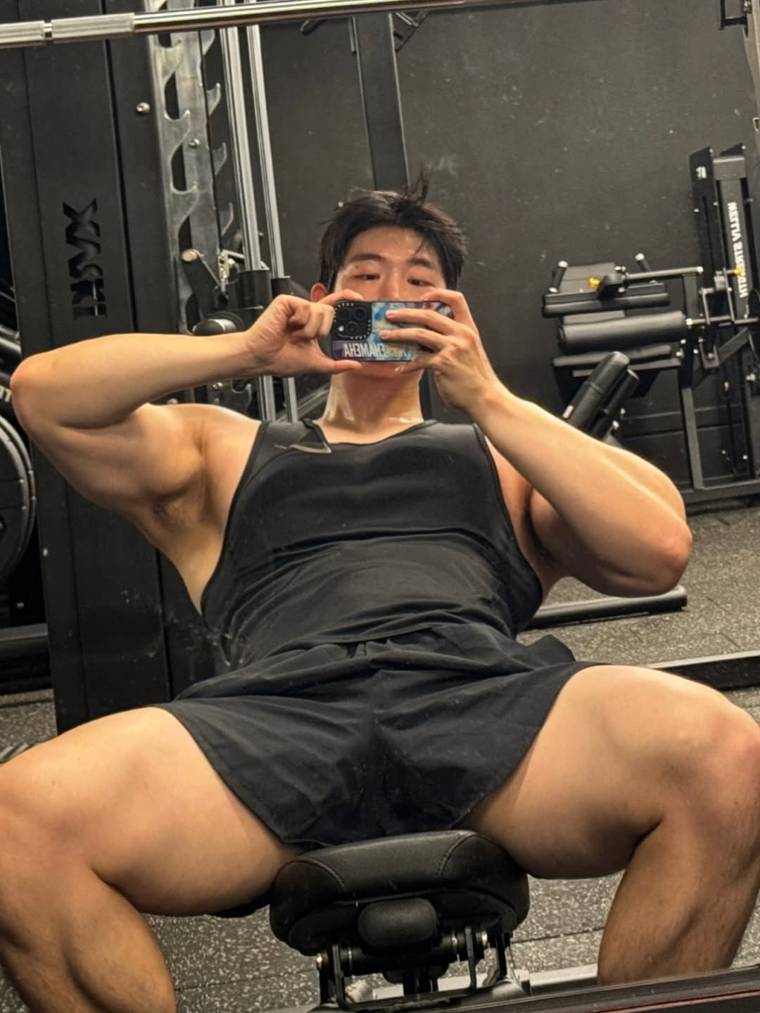 Photo by 웅이🐶 on November 30, 2025. May be an image of one or more people, biceps, people bodybuilding and text.